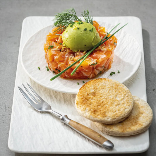 Lachstatar mit Avocado­creme